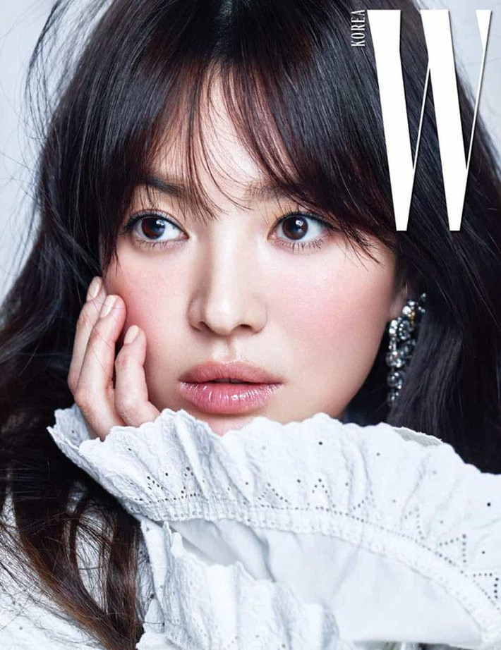2. Song Hye Kyo Bí quyết giúp Song Hye Kyo luôn xứng đôi vừa lứa khi hơn tuổi chồng chính là việc có chế độ ăn uống hợp lý. Cô không bao giờ ăn sô cô la, uống nước ngọt và trà đen. Nữ diễn viên cũng hạn chế đồ ăn vặt. Thay vào đó, ngôi sao xứ Kim Chi ăn thật nhiều trái cây, rau củ và đặc biệt là rất thích ăn trứng.