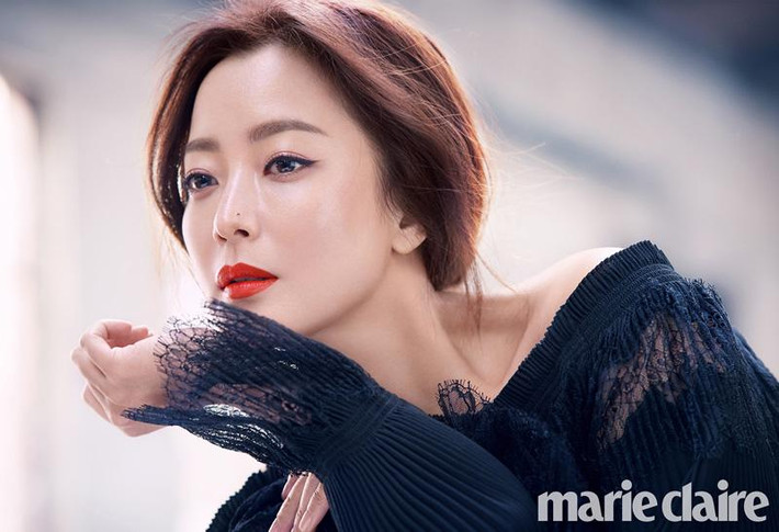 5. Kim Hee SunNữ diễn viên Hàn Quốc không tuổi này có chế độ ăn uống rất khoa học. Chính điều này đã giúp cô giữ vững được hình ảnh sau nhiều năm. Kim Hee Sun thích ăn cam, cà rốt và cà chua. Cũng giống với Lee Young Ae, cô cũng thích ăn nho. Người đẹp còn bổ sung thêm chiết xuất từ nhân sâm đỏ, vừa tốt cho sức khỏe, vừa giúp da mịn và căng.