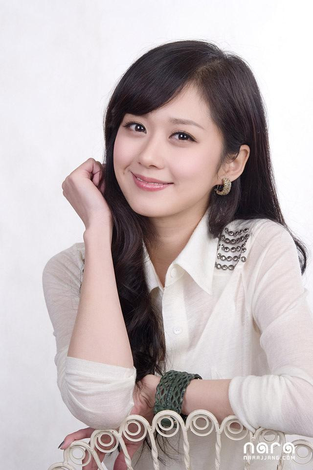 1. Jang Na Ra Mỹ nhân Hàn này được thời gian bỏ quên này có bí quyết làm đẹp da bằng việc luôn uống đủ 2 lít nước mỗi ngày, cô cũng thích ăn dâu tây, táo và kiwi để cung cấp vitamin cho làn da.