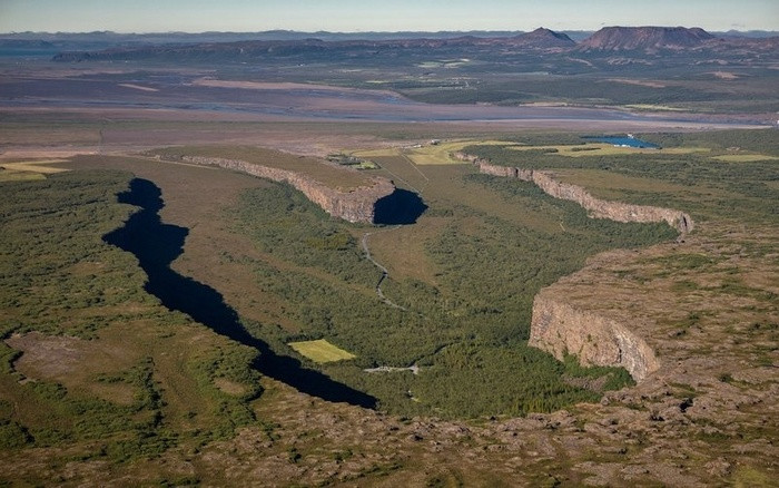 Hẻm Asbyrgi (Iceland) Truyền thuyết kể rằng hẻm Asbyrgi ở miền bắc Iceland được tạo ra khi các móng ngựa của vị thần thoại Bắc Âu chạm xuống mặt đất, cắt qua vách đá 91m2 và san phẳng một vùng dài 3,2 km và rộng 2,4 km. Theo các nhà khoa học, cơn lũ băng tràn vào và tạo nên con hẻm khoảng 3.000 đến 10.000 năm trước đây. Nhưng đứng trên đỉnh vách đá, bạn sẽ thấy hẻm trải rộng phía trước như hình móng ngựa.