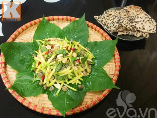 Gỏi hến trộn cóc ăn cùng bánh tráng nướng rất ngon. Chúc các bạn thành công và ngon miệng với cách làm gỏi hến trộn cóc!