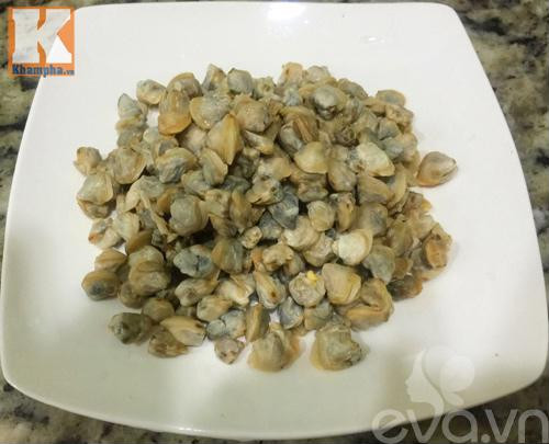 Thực hiện: Bước 1: Ruột hến rửa sạch, để thật ráo nước.