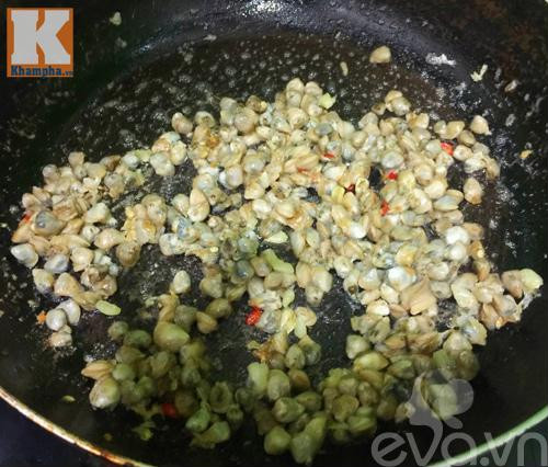 Bước 4: Bắc chảo lên bếp, thêm 1 thìa dầu ăn, dầu nóng cho hành vào phi thơm, tiếp đó cho hến cùng chút gia vị, 1/2 chỗ ớt xắt ở trên vào xào săn lại. Tắt bếp, rắc xíu tiêu, cho hến ra đĩa để riêng.