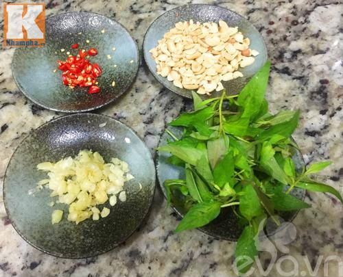 Bước 2: Đậu phộng rang chín, bóc vỏ, giã giập. Rau răm nhặt bỏ gốc, lá úa, rửa sạch. Ớt rửa sạch, xắt nhỏ. Hành tăm hoặc hành củ bóc vỏ, rửa sạch, đập giập, băm nhỏ.