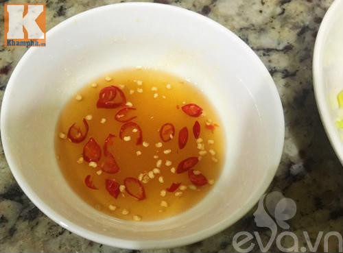 Bước 5: Pha nước chấm trộn gỏi từ 1 thìa nước mắm, 1 thìa nước cốt chanh, phần ớt còn lại và 2-2,5 thìa đường (có thể tăng tỷ lệ đường nếu loại cóc bạn mua chua quá).