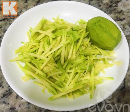 Bước 3: Trái cóc gọt vỏ, thái sợi nhỏ.