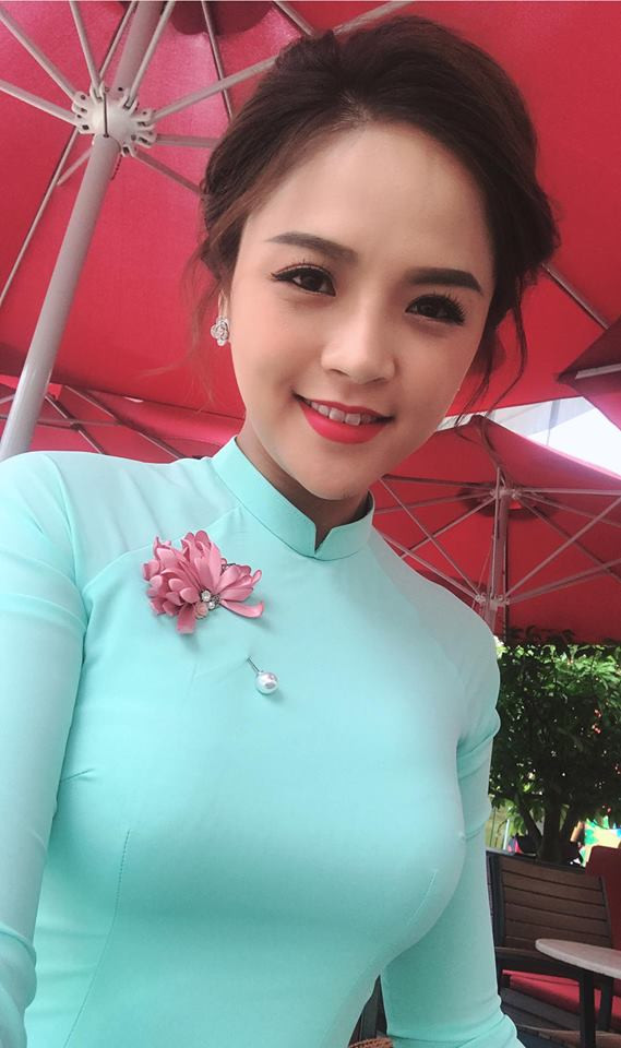 Trái với vẻ đẹp sắc sảo trên màn ảnh, diễn viên Thu Quỳnh đời thường "gây thương nhớ" cho người đối diện vì những bức hình chụp với nhiều trạng thái cảm xúc trên gương mặt đáng yêu đời thường.
