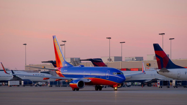 Nếu tính về lưu lượng hành khách và máy bay đến-đi, Sân bay Quốc tế Atlanta-Hartsfield tại Atlanta, bang Georgia, Mỹ dẫn đầu thế giới. Năm 2016, sân bay này đón gần 104 triệu lượt hành khách và 898.356 chuyến bay.
