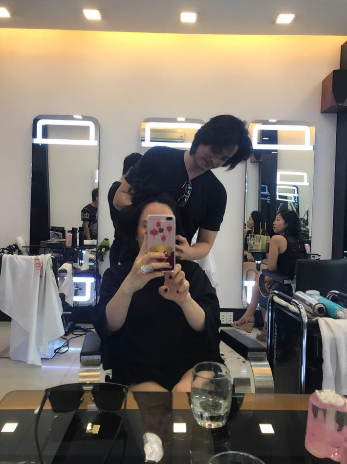 Dưới chia sẻ của Quách Ngọc Ngoan, nhiều người để lại bình luận ngợi khen sự khéo léo của diễn viên Lôi Báo. Bên cạnh đó, cũng không ít người bày tỏ sự ghen tỵ khi Phượng Chanel tìm được người chồng ga lăng, tâm lý lại rất điển trai.