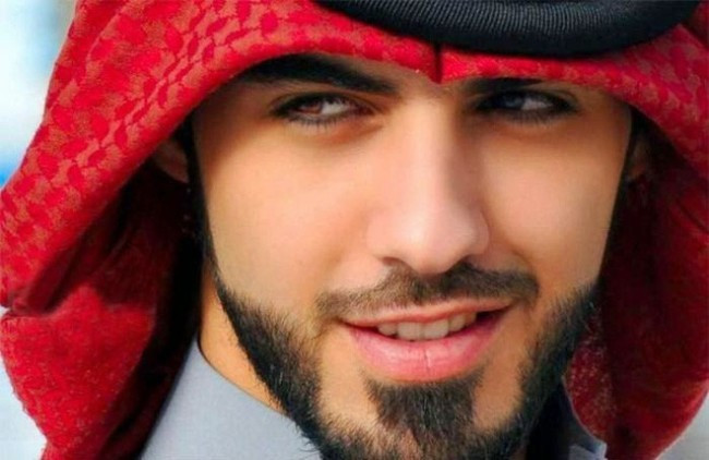 3. Đứng thứ 3 trong danh sách này, chính là Omar Borkan Al Gala, người đàn ông đã từng bị trục xuất khỏi Vương quốc Ả-rập Xê-út vì trông quá đẹp trai. Anh là nhân vật được tìm kiếm nhiều nhất trên mạng Internet trong năm 2013. Nụ cười quyến rũ chết người, cùng đôi mắt đại bàng chính là nguyên nhân có thể khiến bất cứ người phụ nữ nào mê mệt.