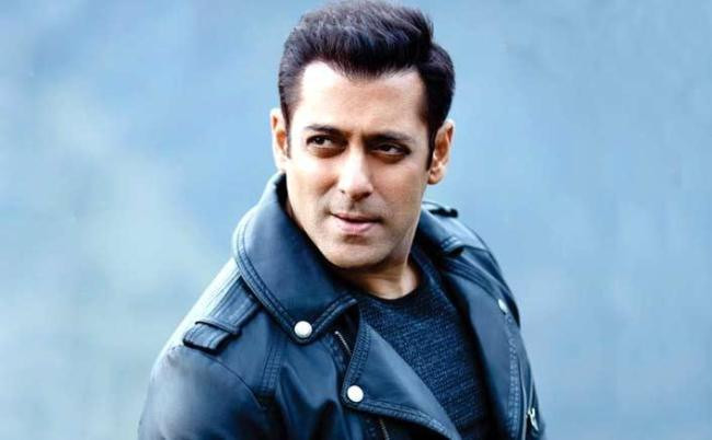 7. Anh chàng đẹp trai nhất Ấn Độ - Salman Khan đứng ở vị trí thứ 7 trong bảng xếp hạng 10 người đàn ông đẹp trai nhất. Sinh năm 1965 ở Ấn Độ, Khan là một diễn viên kiêm nhà sản xuất nổi tiếng. Anh là diễn viên được trả catse cao nhất tại Ấn Độ và đã nhận được rất nhiều giải thưởng trong sự nghiệp của mình.