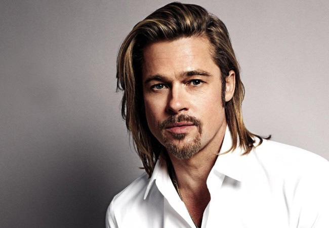 9. Danh sách này không thể bỏ lỡ Brad Pitt, diễn viên nổi tiếng bậc nhất Hollywood sinh năm 1963. Đôi mắt sâu và nụ cười quyến rũ của anh đã làm nên tên tuổi của rất nhiều bộ phim ăn khách. Với diễn xuất xuất sắc của mình, anh đã giành được nhiều giải thưởng trong sự nghiệp. Và mặc dù không còn trẻ, nhưng Brad Pitt vẫn vô cùng quyến rũ và đẹp trai.