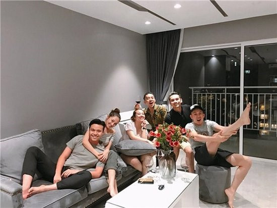 Bảo Anh thường mời bạn bè đến căn hộ của mình chơi.