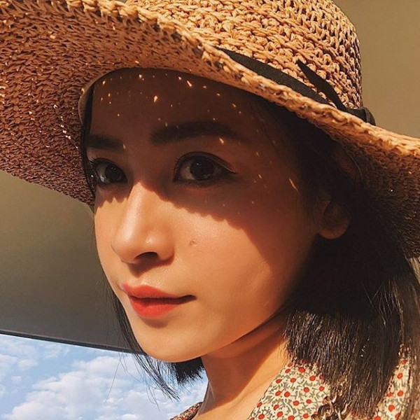 Trước đó, Chi Pu cũng khoe một tấm ảnh chụp cận cảnh gương mặt xinh lung linh với đôi mắt tròn to và đôi môi chúm chím. Cô nàng khéo léo chọn màu son đỏ gạch đang được rất nhiều cô gái ưa chuộng.