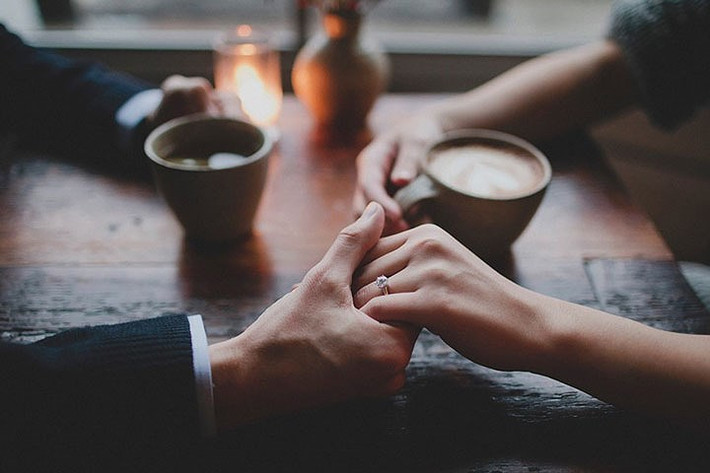 Xem nó như một cơ hội: Anonymous đã từng nói: "Nếu bạn muốn sống với nhau, trước tiên bạn cần phải học cách sống xa cách". Vậy nên, hãy xem quãng thời gian này như là một bài kiểm tra tình yêu của hai người. Bạn nên tin rằng qua những trải nghiệm này, cả hai bạn sẽ cảm thông, yêu thương nhau nhiều hơn.