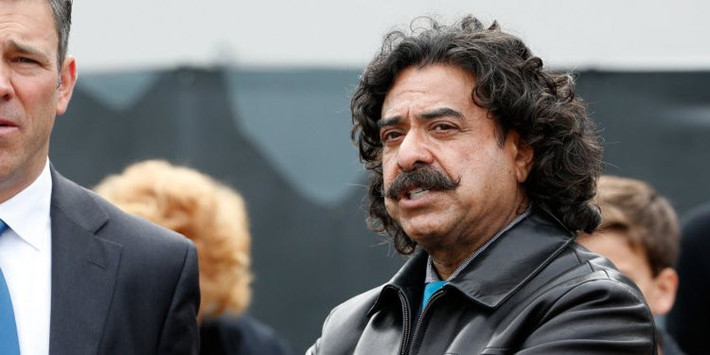 Shahid Khan (Tài sản: 7,2 tỷ USD) Shahid Khan là người nhập cư vào Mỹ từ Pakistan. Ông từng phải đi rửa bát thuê với mức lương 1,2 USD/giờ để kiếm tiền học đại học Illinois. Hiện tỷ phú có xuất thân nghèo khó này sở hữu Flex-N-Gate - một trong những công ty chưa niêm yết lớn nhất tại Mỹ.