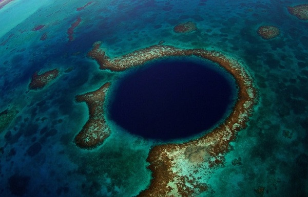 7. Lighthouse Reef Là đảo san hô ở vùng biển Caribbean. Nó có diện tích khoảng 120km2 và độ sâu từ 2-8m. Nơi đây có các rạn san hô phát triển và lành mạnh nhất trong vùng biển Caribbean. Đây là điểm đến lý tưởng cho những người yêu thích bơi và lặn. Nếu khám phá sâu hơn, du khách còn có thể thấy các cảnh quan ngoạn mục, các mảng đá hoa, các khối đá vôi kì lạ và phức tạp.
