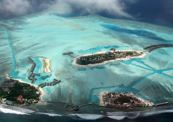 1. Đảo san hô đảo Maldives Quốc đảo nhỏ bé của Maldives ở giữa Ấn Độ Dương bao gồm khoảng 1.200 hòn đảo san hô nhỏ. Hoạt động du lịch chính ở đây là lặn biển. Các đảo san hô có nước trong tuyệt đẹp, có cá mập và rất nhiều thứ dưới nước cực kì phong phú.