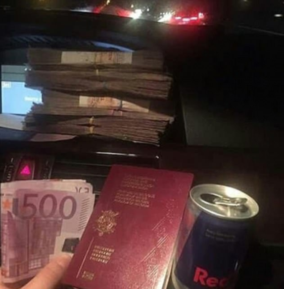 Lái xe đi dạo đêm với một vài cọc tiền (Ảnh: Daily Mail)