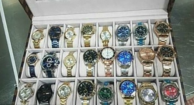 Cuộc sống giàu sang với hàng tá chiếc đồng hồ hàng hiệu trong bộ sưu tập (Ảnh: Daily Mail)