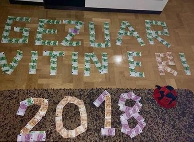 Hay là dùng tiền xếp thành dòng chữ để chào đón năm mới (Ảnh: Daily Mail)