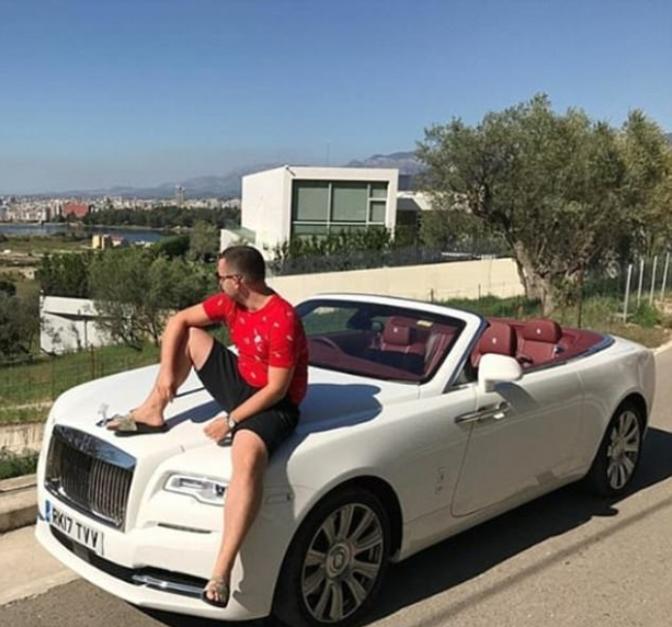 Check in tại biệt thự cá nhân cùng chiếc Rolls-Royce (Ảnh: Daily Mail)