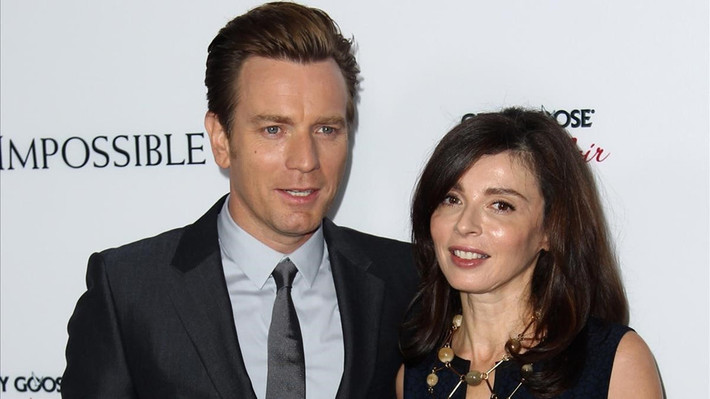 6. Ewan McGregor và Eve Mavrakis: Không ai có thể tin được khi nghe tin tài tử phim Fargo đệ đơn ly dị vợ là nhà sản xuất Eve Mavrakis bởi cả hai đã bên nhau hơn hai thập kỷ. Kết hôn hơn 22 năm và có với nhau 4 cô con gái xinh đẹp nhưng cuối cùng hạnh phúc của cặp đôi lại đổ vỡ vì Ewan McGregor thừa nhận đã phải lòng bạn diễn Mary Elizabeth Winstead, người kém anh 14 tuổi. Cuộc chia tay đình đám này diễn ra vào tháng 1 đã khiến fan vô cùng tiếc nuối và Ewan McGregor cũng chịu nhiều chỉ trích.