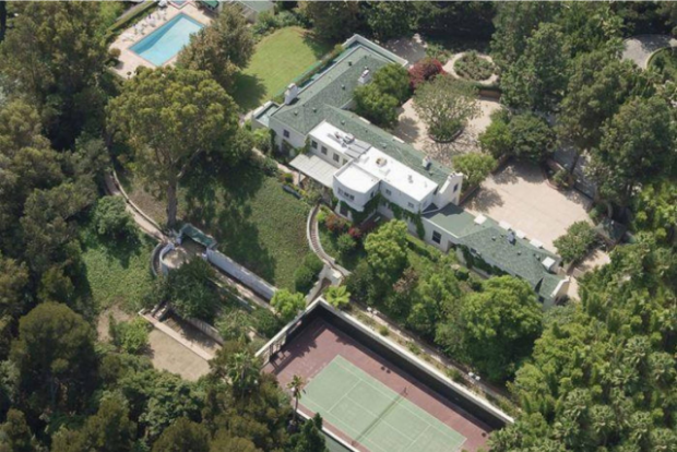 3. Một biệt thự khác ở Beverly Hills, California Tiếp tục là một căn biệt thự khác ở Beverly Hills. Nữ ca sĩ Taylor Swift đã mua biệt thự này vào năm 2015 từ Samuel Goldwyn Estate. Đây là nơi cô dành phần lớn thời gian của mình khi nhàn rỗi không phải đi các tour diễn. Căn biệt thự có 6 phòng ngủ, 7 phòng tắm. Bên ngoài là một hồ bơi, sân tennis, nhà khách và nơi ngắm cảnh tuyệt đẹp.