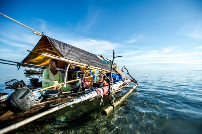 Sự biến đổi về gene giúp người tộc Bajau trở lên phi thường khi họ có thể lặn xuống độ sâu 70 m, chỉ với sự hỗ trợ của một đôi kính gọng gỗ cùng khả năng nhịn thở rất lâu tới hơn 10 phút liên tục để săn bắt cá dưới biển.