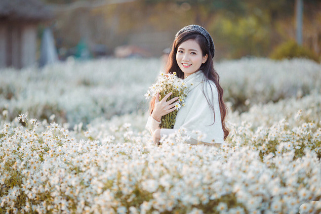 Phan Hồng Anh - giáo viên dạy Toán của trường THPT chuyên Hà Nội - Amsterdam đã là cái tên quá quen thuộc đối với cộng đồng mạng Việt. Cô giáo đẹp nhất Hà Nội nổi tiếng với ngoại hình quá đỗi xinh đẹp, dịu dàng.