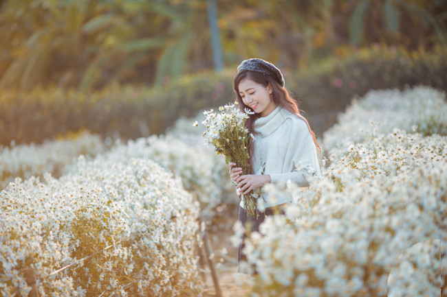 Từ ngày còn là sinh viên, Hồng Anh đã rất thích chụp ảnh để lưu giữ tuổi thanh xuân. Cô say mê ghi lại khoảnh khắc đẹp bên các loài hoa.
