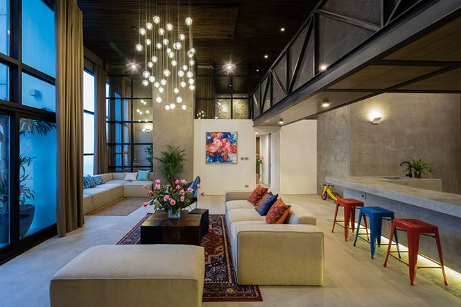 Với diện tích lên tới 350m2, nó được thiết kế theo kiểu 2 tầng, giúp không gian sử dụng thoáng rộng hơn.