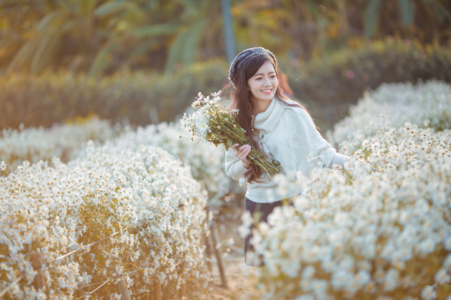 Cả hình ảnh đứng lớp lẫn hình ảnh đời thường, cô giáo trẻ xinh đẹp Hồng Anh đều cuốn hút. Mới đây, cô giáo trẻ khiến dân mạng mê mẩn bởi bộ hình nghệ thuật bên cúc họa mi.