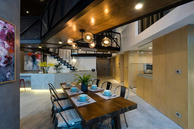 Quầy bar lớn giữa nhà chính là điểm nhấn khiến căn hộ khác biệt hoàn toàn so với những căn nhà khác.