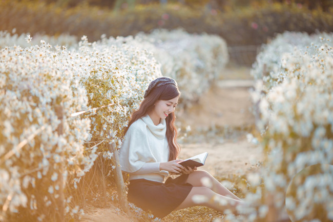 Đẹp như một bức tranh mùa đông Hà Nội. Không quá lạ khi Hồng Anh từng giành nhiều giải thưởng trong các cuộc thi sắc đẹp.