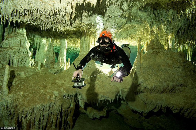 Hang được tạo thành bởi 2 hang động thông nhau có tên là Sac Actun và Dos Ojos. Trong hang động này, các nhà khoa học cũng đã tìm thấy nhiều cổ vật, giúp làm sáng tỏ nền văn minh Maya cổ đại.
