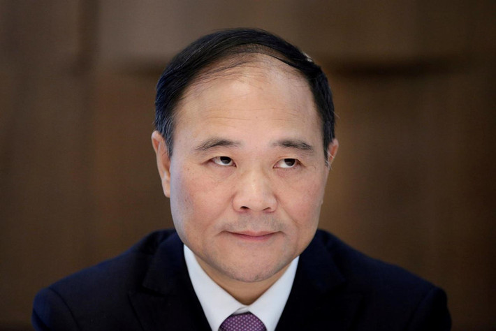 Li Shufu xuất thân từ gia đình nông dân. Ảnh: Reuters. Động lực trong kinh doanh đã giúp người đàn ông có sở thích làm thơ trở thành một trong những người đứng đầu ngành công nghiệp tư nhân Trung Quốc ở tuổi 50. Geely là nhà sản xuất ôtô không thuộc sở hữu của nhà nước đầu tiên vào thời điểm thành lập. Sau nhiếp ảnh, Li Shufu dấn thân vào ngành công nghiệp bằng một ngành nghề khá mới lúc đó. Ông nhận thấy cơ hội trong việc khai thác vàng bạc trong những thiết bị điện tử hư hỏng. Tuy nhiên, sau này sự cạnh tranh gay gắt hơn. "Lấy vàng bạc từ thiết bị điện tử hư hỏng nhanh chóng có nhiều người khác học theo", ông nói. Ở tuổi 23, ông chuyển sang thiết kế và sản xuất bộ phận cho tủ lạnh, và sớm có thể làm toàn bộ thiết bị cho loại sản phẩm này. Ông thành lập một công ty có tên là Geely, trong tiếng Trung Quốc có nghĩa là "may mắn". Kịch bản ngành khai thác vàng bạc từ thiết bị điện tử hư hỏng lặp lại với Li Shufu. Người Trung Quốc là "những người học và làm theo rất nhanh". Và ông từ bỏ. Năm 1989, ông Li đã quyết định "đây là thời điểm tốt để nghỉ ngơi" và giao việc kinh doanh cho chính quyền địa phương trước khi đến trường đại học. Việc học không làm Li Shufu quên đi sở thích kinh doanh. Năm 1993, ông thành lập công ty tư nhân sản xuất xe máy đầu tiên của Trung Quốc và sớm từ bỏ để nhảy vào ngành công nghiệp ôtô. Ông Li mặc bộ đồ màu xanh với huy hiệu Geely trên ve áo giải thích: "Tôi tin rằng kinh doanh ôtô là một ngành kinh doanh toàn diện và phức tạp. Nó không hề dễ dàng". Sản xuất ôtô - con đường đầy chông gai Ngay từ thuở ban đầu, Li Shufu đã lên kế hoạch dài hạn rất rõ ràng. "Tôi tin rằng ngành công nghiệp ôtô là cạnh tranh về nguồn nhân lực, về tài chính, công nghệ và toàn cầu. Chìa khóa cho tất cả những thách thức là con người", ông nói. "Vì vậy, tôi thành lập một trường đại học và các trường kỹ thuật để cung cấp nhân lực cho các cơ sở sản xuất của công ty".