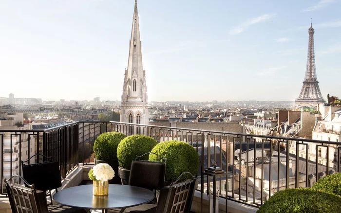 Căn hộ cao cấp tại khách sạn Georges V, Paris, Pháp Georges V là một trong những khách sạn sang trọng nổi tiếng nhất của Paris. Nơi đây có tầm nhìn tuyệt đẹp. Bạn có thể đứng tại ban công và ngắm nhìn tháp Eiffel, sông Seine. Bên trong khách sạn có nội thất sang trọng, bao gồm cả bồn tắm bằng đá cẩm thạch. Phòng nghỉ có giá khoảng 26.500 USD (hơn 603 triệu đồng) một đêm.
