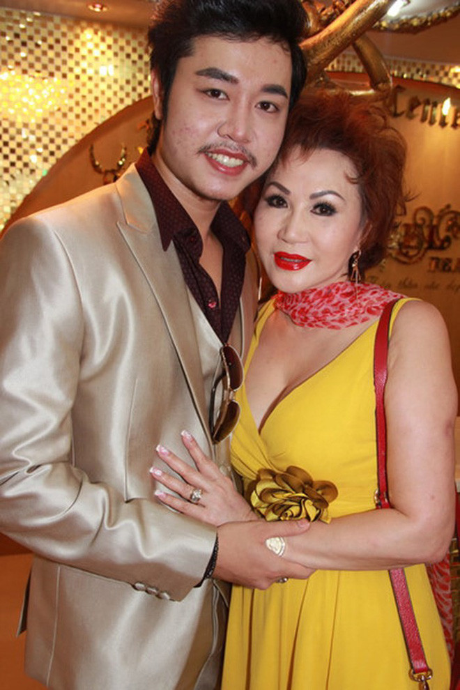 Mới đây, thông tin về việc nam người mẫu Vũ Hoàng Việt đã chia tay người tình già hơn mình 30 tuổi Yvone Thúy Hoàng khiến nhiều người bất ngờ. Cả hai đã có một cuộc tình "rình rang" gây nhiều chú ý trong dư luận khi bắt đầu yêu nhau. Sau 5 năm với nhiều khoảnh khắc lãng mạn, cả hai đã chia tay nhau, theo nam người mẫu chia sẻ vì người tình già muốn anh đi tìm một gia đình, một hạnh phúc riêng khi còn trẻ.