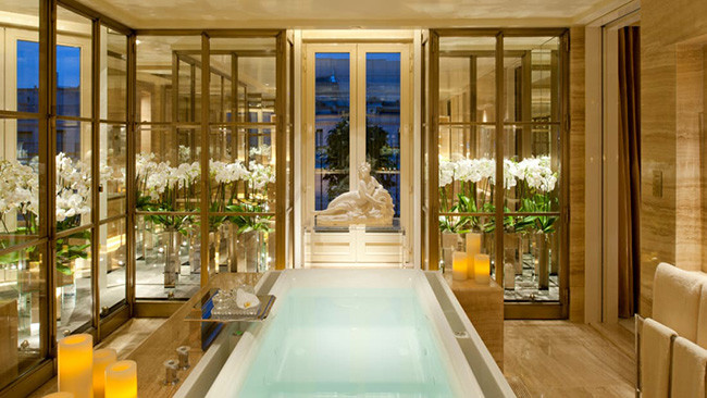 Penthouse Suite tại Four Seasons Hotel George V ở Paris có giá 700 triệu đồng/ đêm được trang trí vô cùng xa xỉ. Mỗi phòng ngủ đều có kèm phòng tắm lát đá cẩm thạch lớn với phòng xông hơi ướt, phòng xông hơi khô và chậu vệ sinh dát vàng.