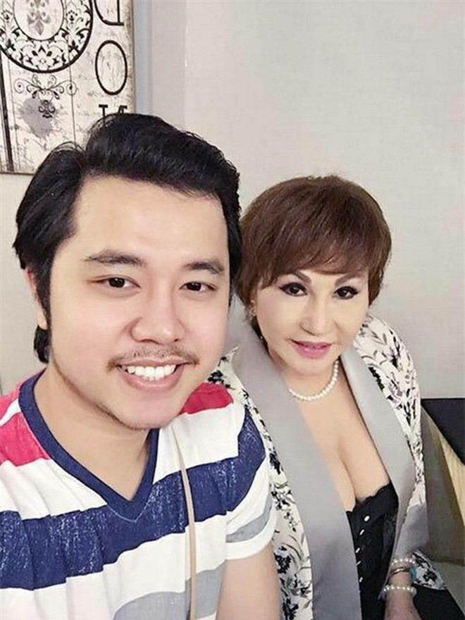 Là một người mẫu mới nổi, nhiều người đặt dấu chấm hỏi về quyết định yêu người tình già của Hoàng Việt. Tuy nhiên anh luôn khẳng định rằng vì yêu nên đã vượt qua tất cả để tới tới Yvone.