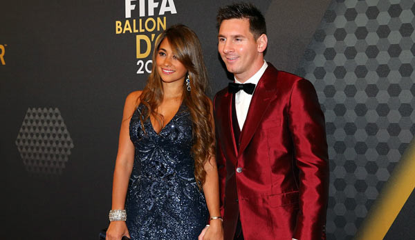 Antonella Roccuzzo Người hùng bóng đá người Argentina Lionel Messi có một câu chuyện tình 20 năm vô cùng lãng mạn với người vợ Antonella Roccuzzo. Cặp đôi quen biết nhau từ năm 1996, lúc đó Messi chỉ mới 9 tuổi. Anh đã cảm mến Antonella, em họ của Lucas - 1 cầu thủ học cùng lò đào tạo Newell’s Old Boys. 2 người sau đó phải sống xa cách 1 thời gian khi Messi sang Barcelona để luyện tập trong lò đào tạo.