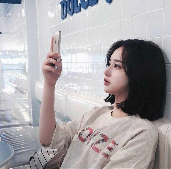 Kiểu tóc ngắn ngang vai Từ 2 năm trở lại đây, tóc ngắn ngang vai luôn nằm trong top những kiểu tóc được phụ nữ chọn lựa nhiều nhất. Do đó, không có gì lạ khi kiểu tóc này vẫn nằm trong top 7 xu hướng nửa cuối năm 2018. Tóc ngắn ngang vai là lựa chọn an toàn, đủ để phụ nữ thay đổi diện mạo nhưng vẫn giữ được vẻ đằm thắm, điệu đà vốn có.