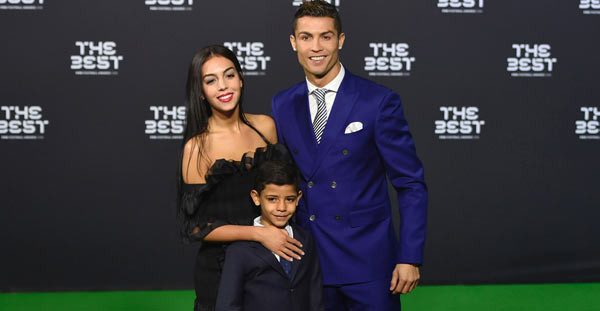 Georgina Rodriguez Georgina Rodriguez, 22 tuổi chính là vị hôn thê của siêu sao bóng đá người Bồ Đào Nha Cristiano Ronaldo. Georgina được mô tả là một cô bé Lọ Lem thời hiện đại. Trước khi gặp CR7, cô chỉ là một nhân viên bán hàng của cửa hàng Gucci, còn CR7 lúc đó là khách VIP của sự kiện. Georgina chưa từng nghĩ rằng mình sẽ quen biết chứ đừng nói là yêu đương với ngôi sao lớn như Ronaldo. Thế nhưng 2 người vẫn trúng tiếng sét ái tình.