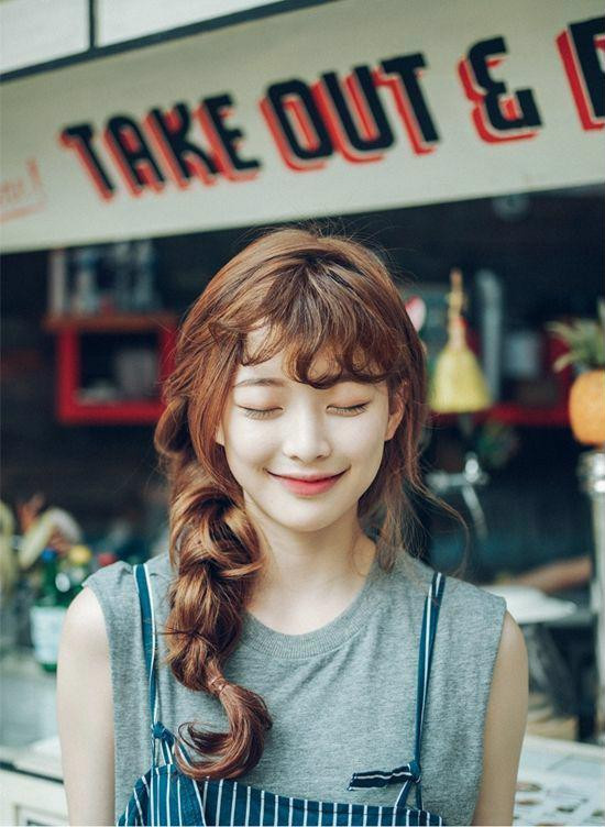 Kiểu tóc mái thưa uốn nhẹ Nếu tóc mái thưa đã quá quen thuộc suốt nhiều năm qua thì cách uốn xoăn nhẹ sẽ giúp thay mới hoàn hảo. Khi cắt kiểu tóc mái này, chắc chắn bạn sẽ trông rất ngọt ngào, đáng yêu và tươi tắn.