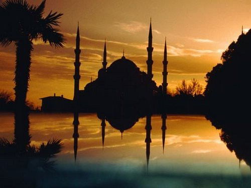 Với thành phố nhiều màu sắc văn hóa Istanbul, bãi biển với bờ cát trải dài vùng Riviera, những hồ nước khoáng hấp dẫn của Pamukkale, Thổ Nhĩ Kỳ vẫn là một điểm đến giá rẻ cho nhiều du khách. Đặc biệt thời gian gần đây, hãng hàng không Turkish Airlines đang đưa ra những khuyến mãi hấp dẫn cho du khách.