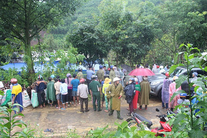 Cưa đạn pháo ở Khánh Hòa: Khoảng 9h30' ngày 18/8/2017 tại địa bàn thôn Tà Lương, thị trấn Tô Hạp, huyện Khánh Sơn đã xảy ra vụ nổ bom nghiêm trọng làm 6 người tử vong (3 người lớn, 3 trẻ em) và 2 người bị thương. Nguyên nhân vụ nổ kinh hoàng được xác định là do người dân cưa đầu đạn 105mm để lấy thuốc nổ, lấy thép làm cán dao rựa. (Ảnh VTV).