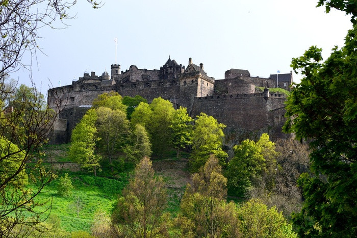 Edinburgh, Vương quốc Anh Edinburgh ngày nay đã trở thành điểm đến tuyệt vời cảu dân du lịch bụi. Giá vé tàu xe từ London đến Edinburgh chỉ vào khoảng 90 USD (2 triệu đồng). Ngoài ra, Edinburgh còn có các quán rượu, nhà trọ và khách sạn với mức giá bình dân. Không cần mua nhiều vé tàu xe như ở London hoặc Paris, bạn có thể khám phá Endinburg bằng cách đi bộ.