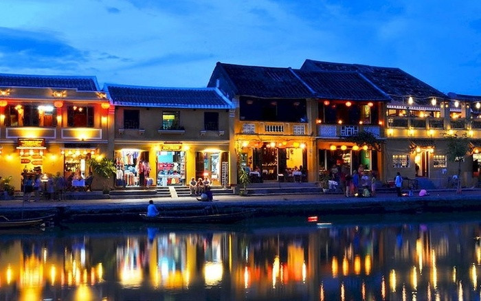 Hội An, Việt Nam Hội An nhỏ bé, trầm lắng luôn thu hút du khách với khung cảnh tuyệt đẹp. Được UNESCO công nhận là một Di sản Thế giới, Hội An là một điểm đến thú vị dành riêng cho dân du lịch bụi. Dân du lịch bụi có thể đi từ Huế, Đà Nẵng rồi vào Hội An mà chỉ phải trả mức giá dịch vụ rất thấp. Một phòng khách sạn 3 sao ở đây có giá dưới 30 USD (600 ngàn đồng) mỗi đêm. Ngoài ra, bạn sẽ được thưởng thức những món ăn đường phố tuyệt ngon như bánh mì, bánh ngọt hoặc mì Cao Lầu.
