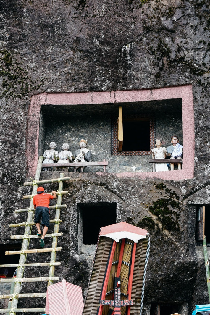Người dân Torajans cũng coi nghi lễ này như dịp đoàn tụ người thân và thắt chặt mối quan hệ anh em họ hàng trong gia đình. Lễ Ma'nene kết thúc với một bữa tiệc quây quần của những người trong mỗi gia đình.